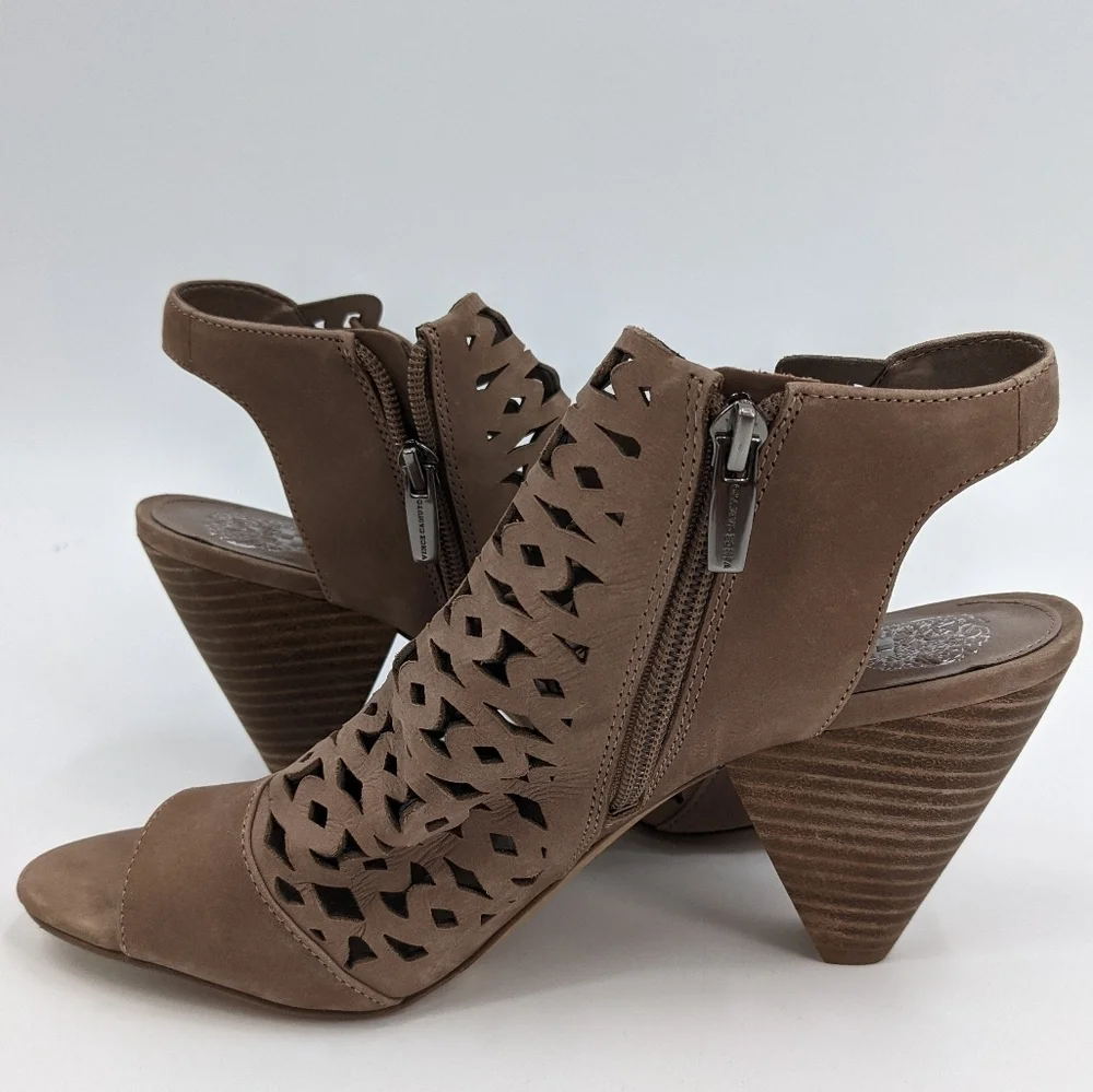 NWT VINCE CAMUTO Emberla Sandals